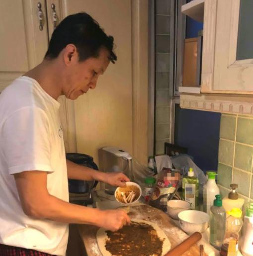 结婚5年丈夫没见过妻子素颜结婚五年，丈夫首次见到妻子素颜背后的故事